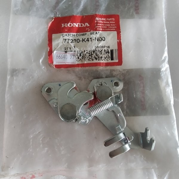 ENGSEL JOK/ JEPITAN LAWAN KUNCI JOK/ DUDUKAN KUNCI JOK/ KUPU KUPU SADEL SUPRA X 125 Fi NEW [77230-K4