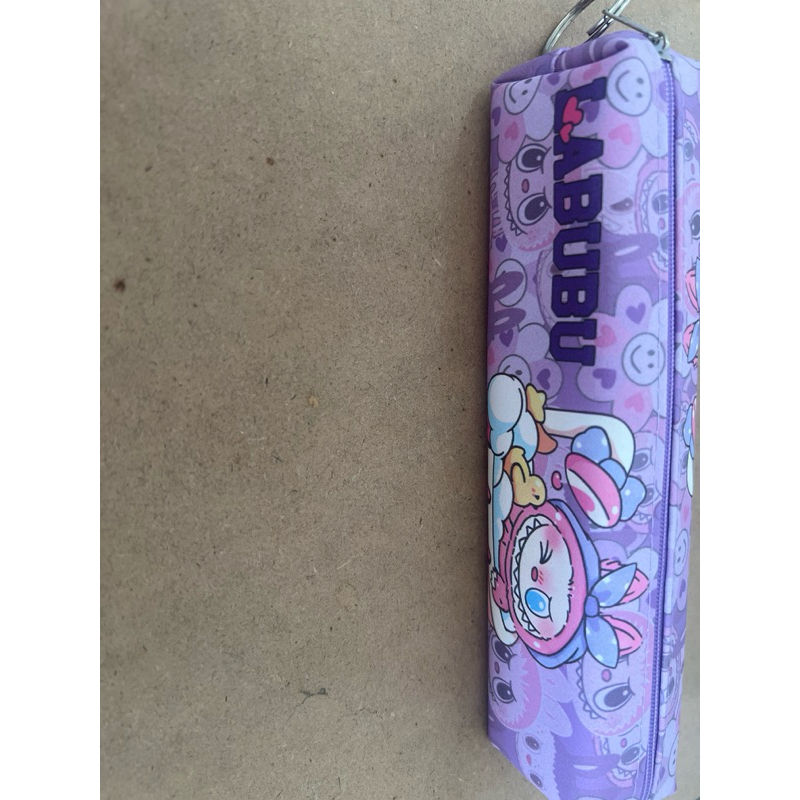 

Tempat pensil motif Labubu