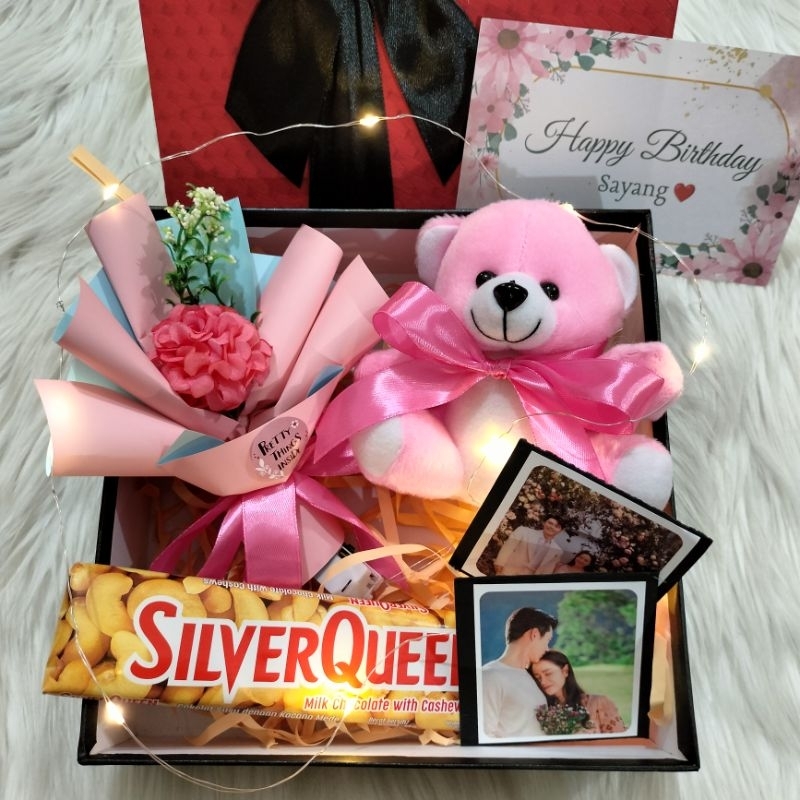 

Hampers box premium kado cewek ulang tahun