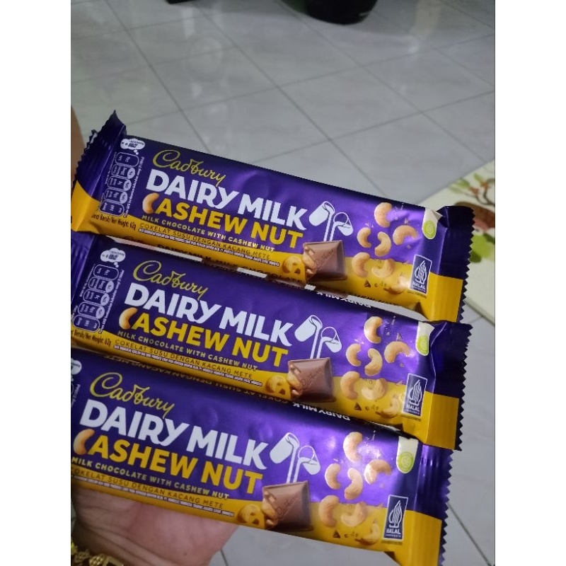 

Cadbury dairy milk cashew nut 62gr