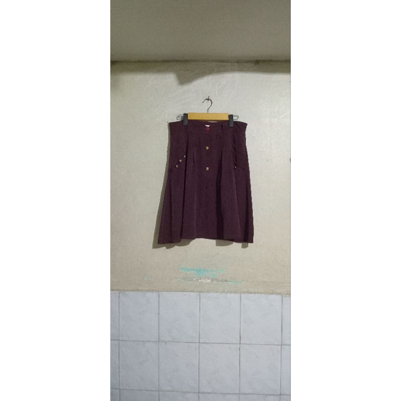 Rok Pendek Burgundi Kancing Cewek Bekas Pakaian Preloved