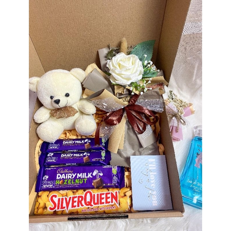 

Hampers Coklat Premium | Kado Valentine | Hadiah Snack Cowok Cewek | Kado Ulang Tahun | Gift Ultah Pacar | Kado Wisuda
