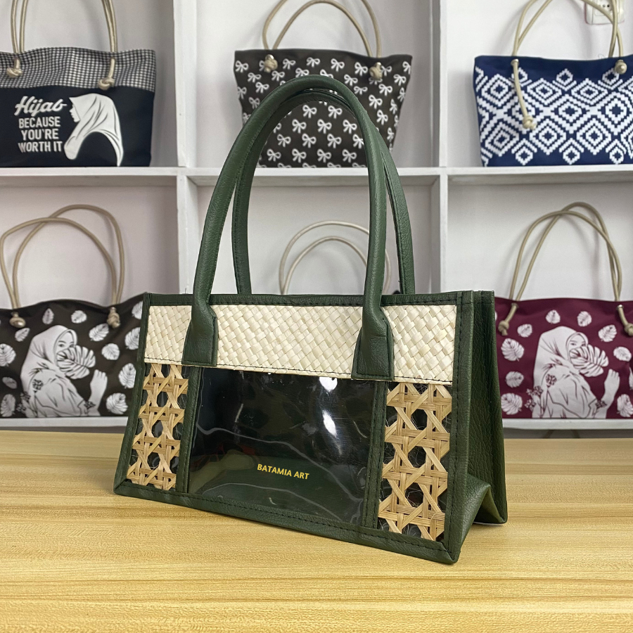 

Tas Mika Hampers (Hijau Army) Untuk 3 Toples Silinder Keranjang Parcel Kombinasi Anyaman Pandan Anyam Bambu