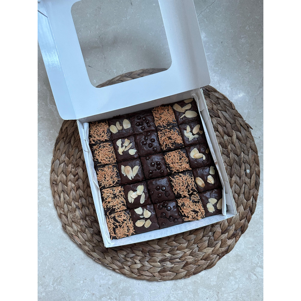 

Brownies Fudgy Ukuran 20x20 (25pcs) | Brownies Panggang | Almond Chocochip Keju