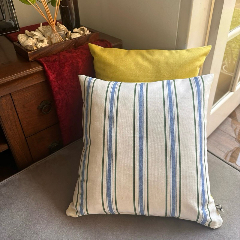 Sarung Bantal Sofa Katun Nuansa Putih/Biru/Garis