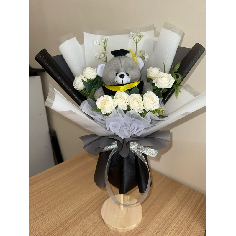 buket boneka wisuda bunga-bunga waran hitam putih