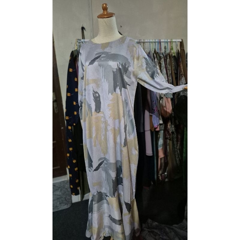 Gamis Syari Maxmara Abu Abstrak Preloved