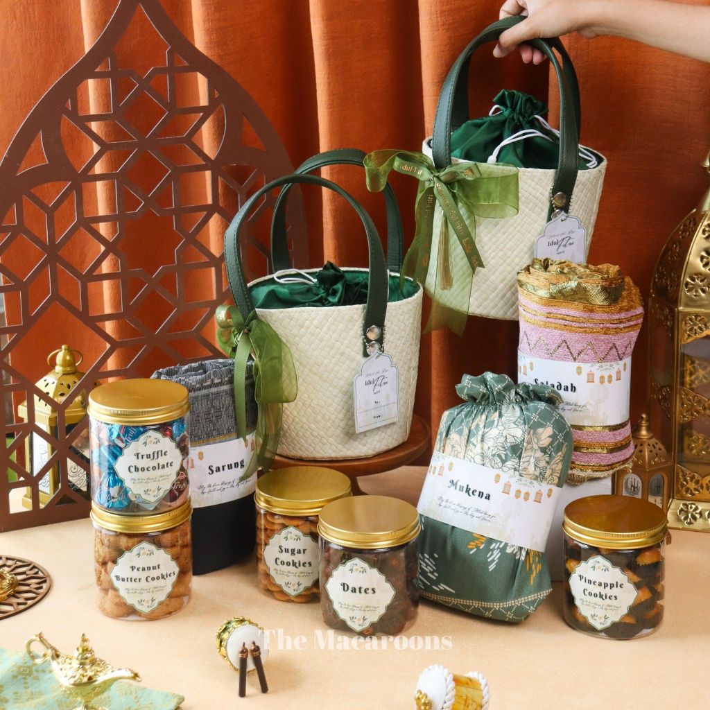 

Hampers Tas Anyaman Alat Sholat dan Kue / Parcel Ramadhan Idul Fitri
