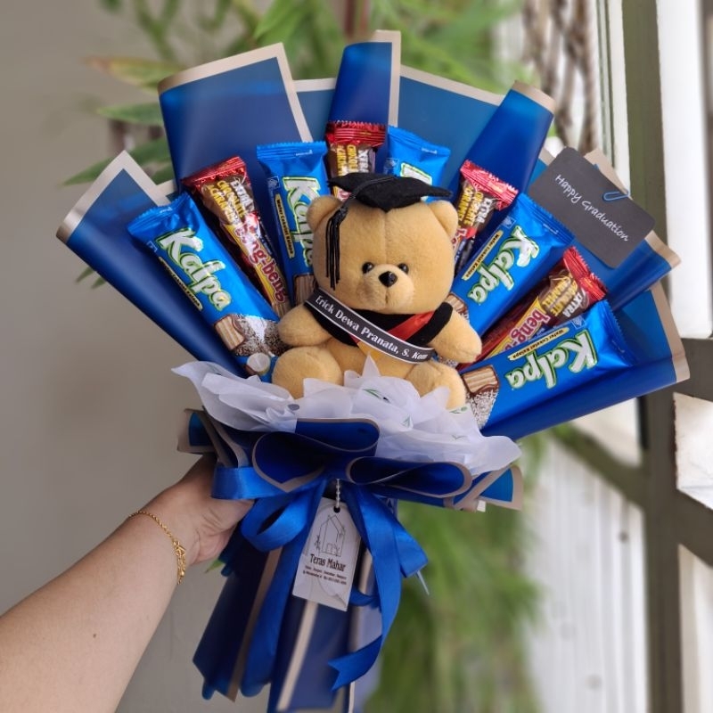 

BUKET WISUDA/ BUKET GRADUATION/ GIFT BUCKET/ BUKET BONEKA/ BUKET SNACK BONEKA WISUDA TERASMAHAR