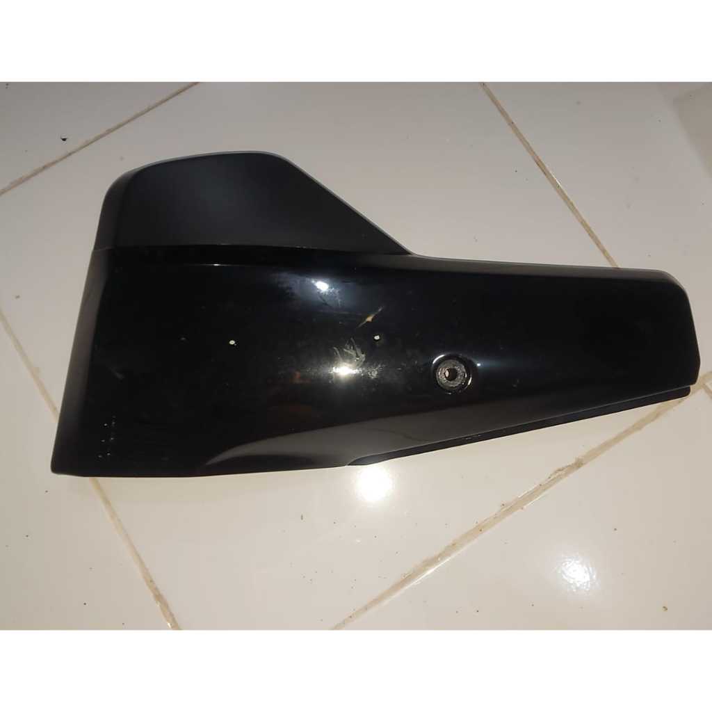 COVER BODY /TUTUP AKI DOP AKI SAMPING KIRI KANAN TUTUP ACCU SUZUKI A100