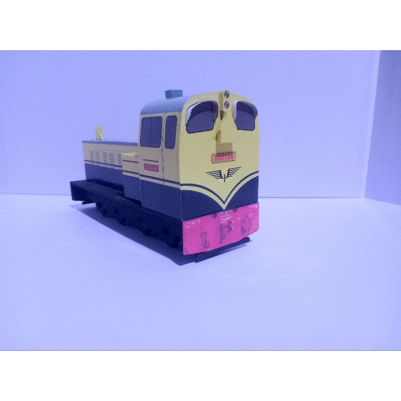 Mainan kereta api lokomotif D301