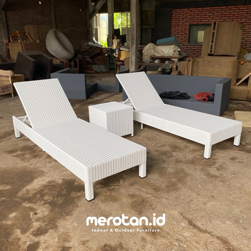 Sun Lounger Rotan Sintetis / Kursi Berjemur Rotan Sintetis Premium / Kursi Santai Kolam Renang