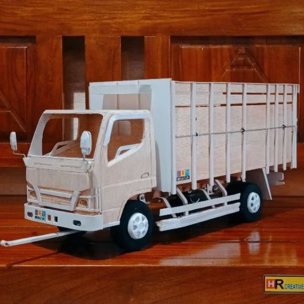Miniatur truk Canter Herex asesoris wheldop. Miniatur truk mentahan skala 12 bahan Triplek dan pvc. 
