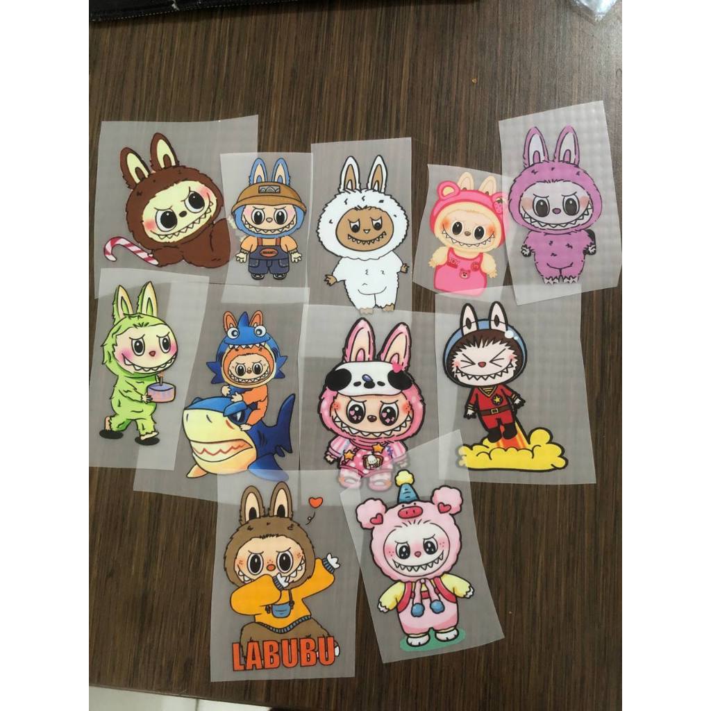 

SABLON STIKER SATUAN DTF - LABUBU - UKURAN 8 SAMPAI 9 CM - SABLON SETRIKA