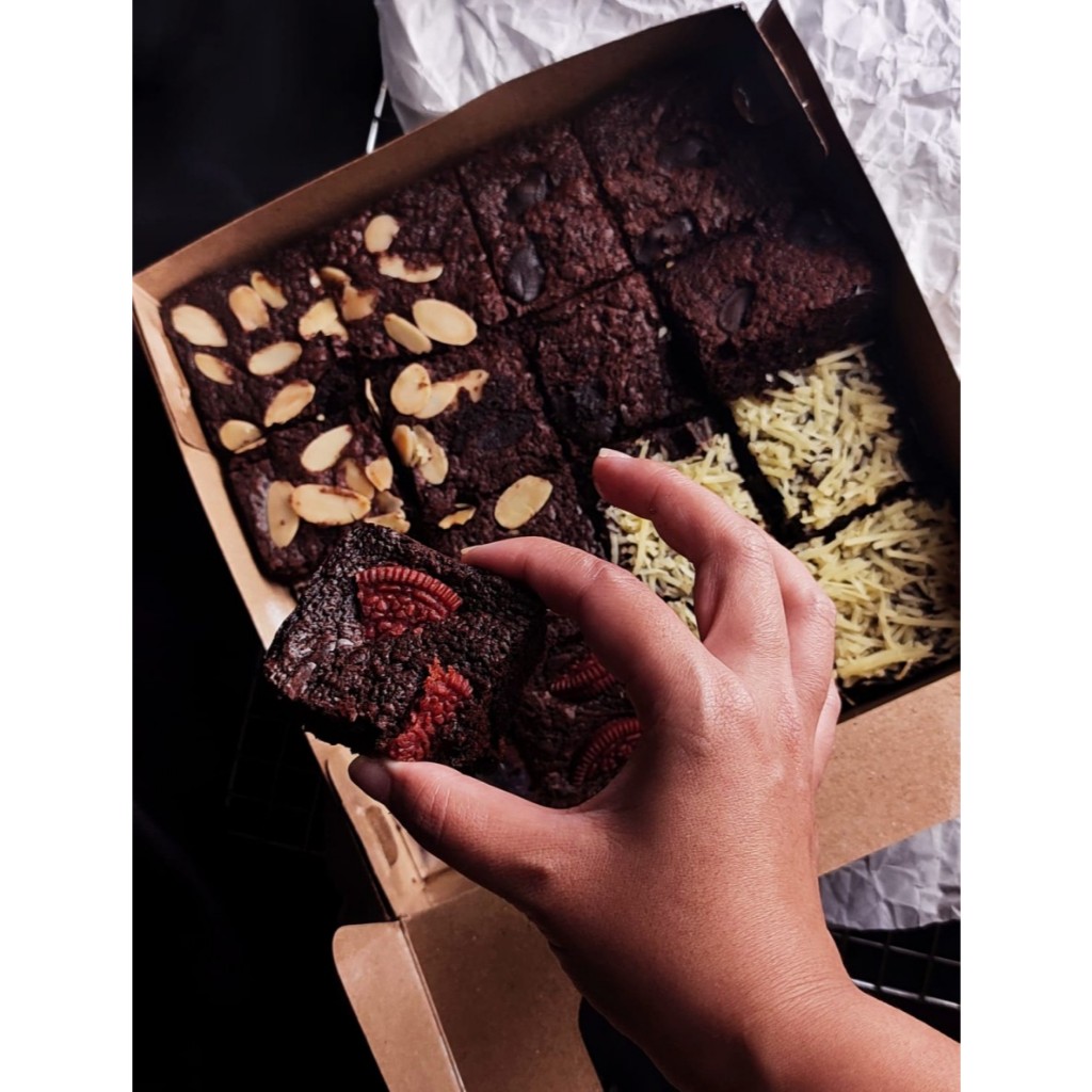 

Baked and Away Fudgy Brownies Premium Dark Chocolate (20x20 cm)|Hampers Ulang Tahun, Lebaran, Natal