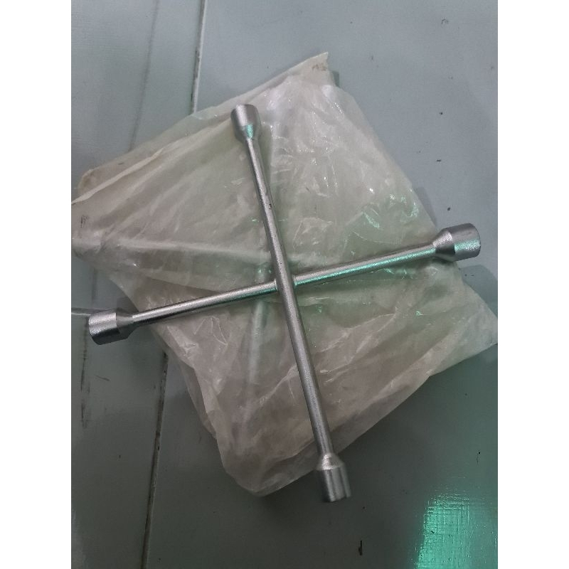 Kunci Roda Mobil Palang 4