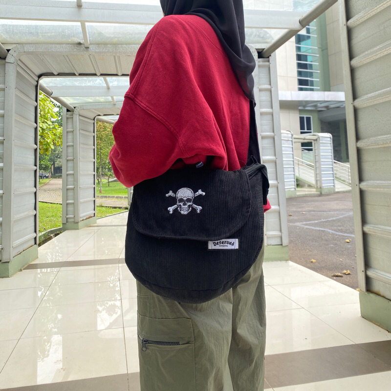 TAS SLINGRAY /SLINGBAG CORDUROY PRIA SKULLSERVED TAS SLINGBAG CORDUROY SKENA