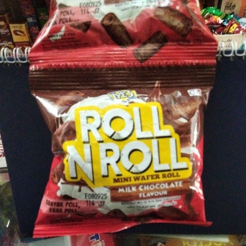 

ROLL N ROLL MILK CHOCOLATE 25GR(ISI 10 PCS)