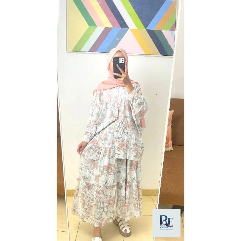 Setelan blouse Batwing rok floral