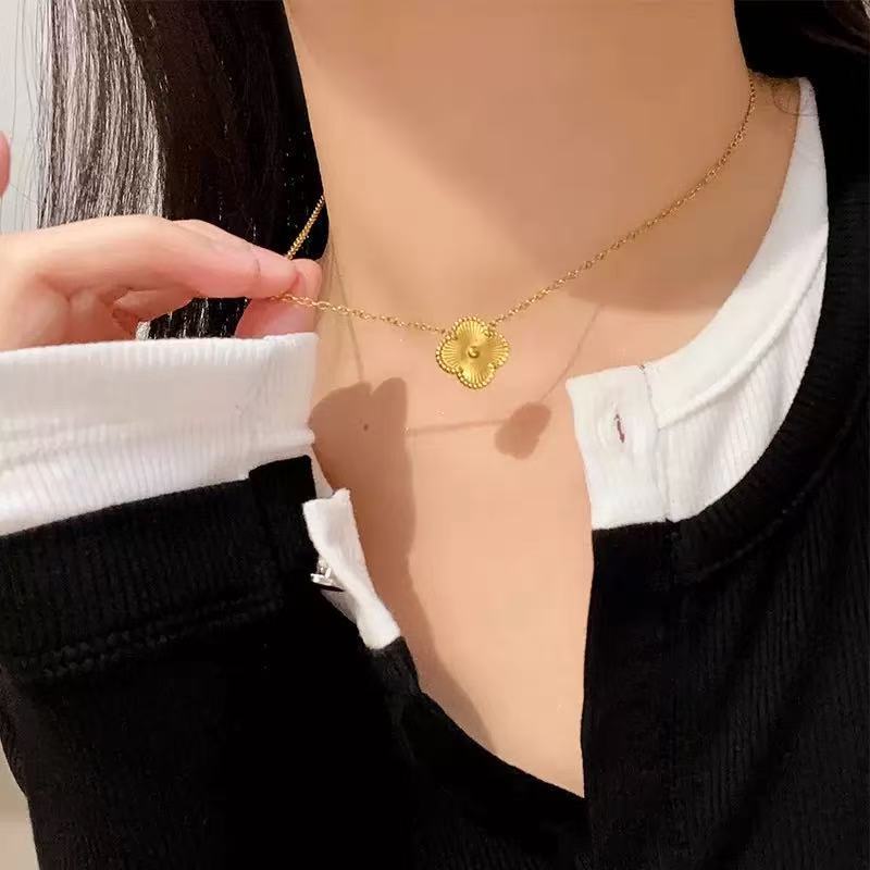 Wanita kalung titanium bunga clover warna emas Putih keperakan