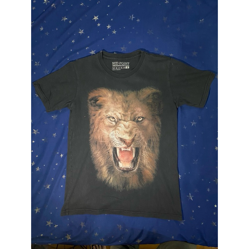 Kaos Red Point Motif Singa