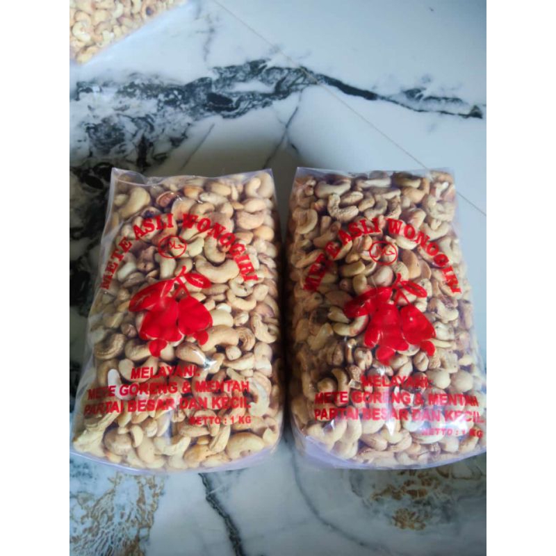 

kacang mete utuh mentah