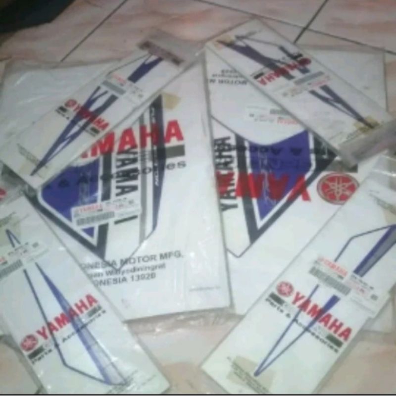 striping stiker batok dan kuping tangki vixion NVL putih biru 2013 ori