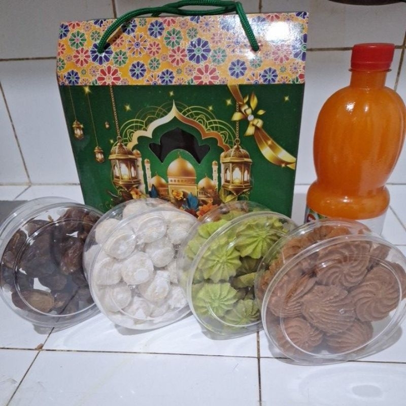 

Paket Lebaran kue 4 sirup 1 botol