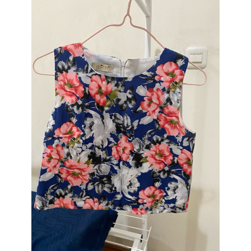 PRELOVED BAJU BEKAS. Crop top. PANTAI BAJU BEKAS WANITA Atasan bunga / Crop Top Biru PRELOVED. BAJU 