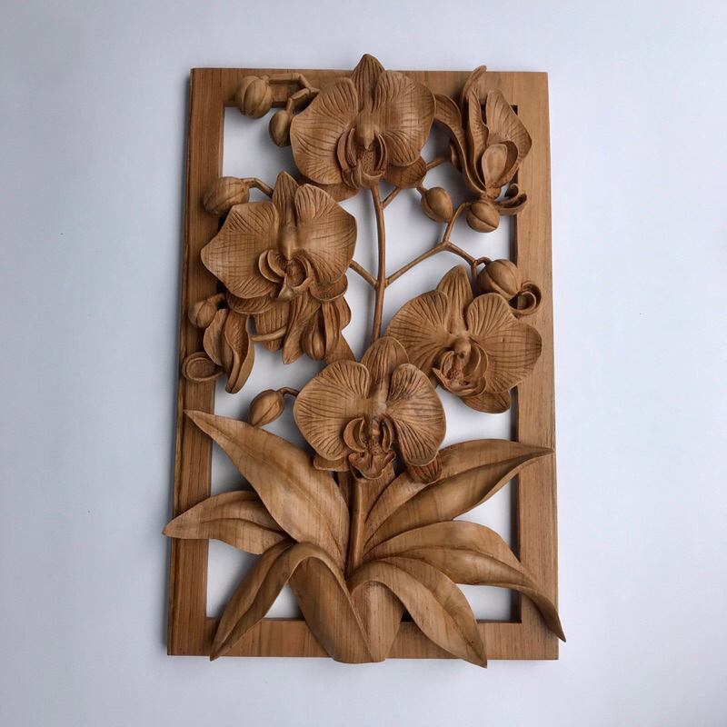 Hiasan dinding ruang tamu bunga anggrek.