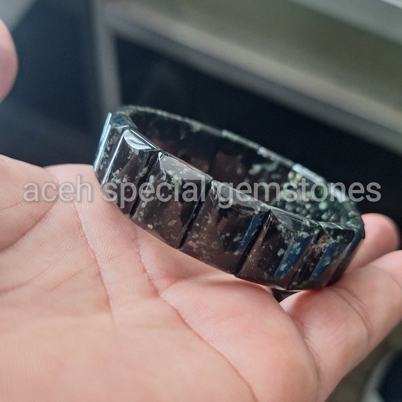 gelang batu giok hitam macan black jade super glossy ( cocok untuk perhiasan dan alat terapi giok )