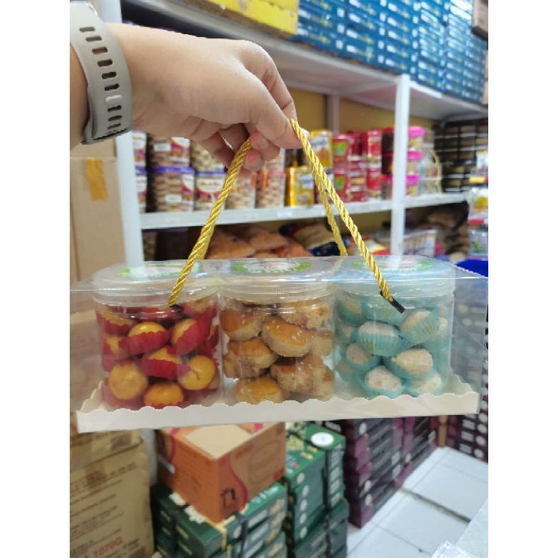 

HAMPERS KUE KERING LEBARAN 3 TOPLES