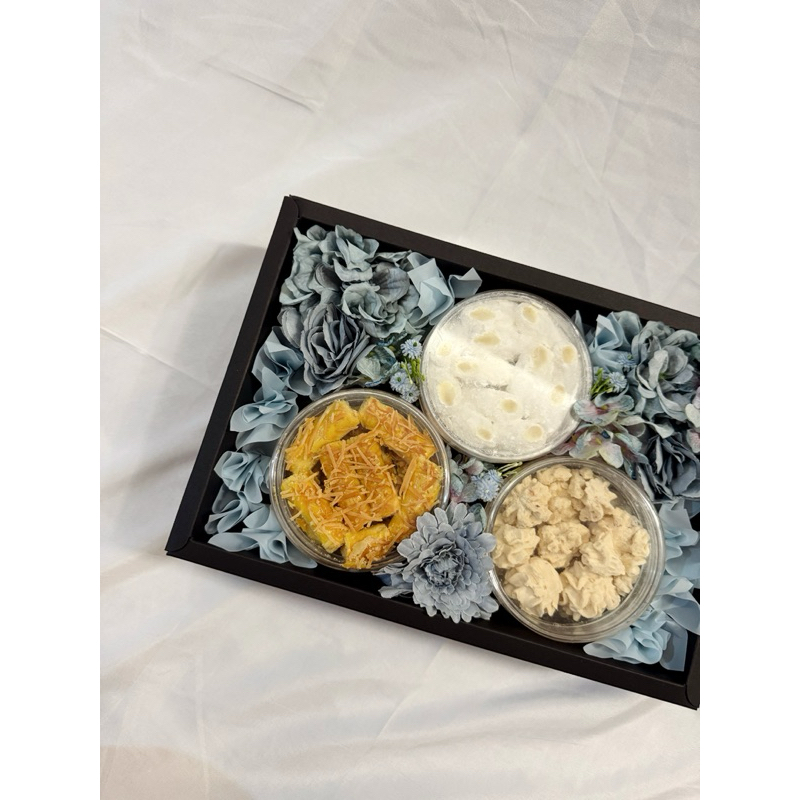 

Cookies Bloom Box Edition - Artificial Flowers Hampers