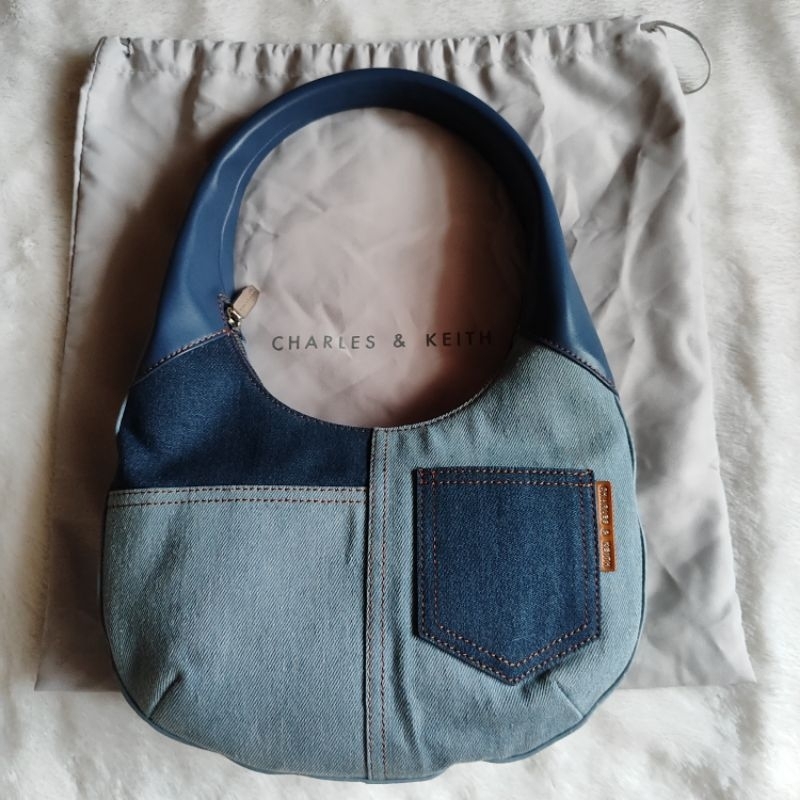 Preloved Tas Charles & Keith Anthea Denim Contrast Trim Curved Hobo Bag / Tas CK Preloved / Tas Char