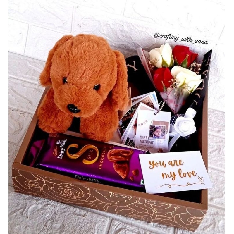 

Hampers Box A Paket 2. Dairy Milk + Pepero + Mini Bucket + Boneka + Kartu Ucapan. Hampers Edisi Valentine.