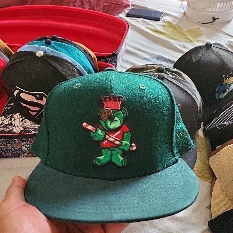 NEW ERA X JUSTFITTED BERLIN GRINCH BEAR DARK GREEN