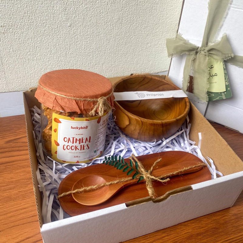

Hampers Idul Fitri - Oatmeal Cookies dan Mangkok Kayu, Hampers Sehat, Hampers Kayu
