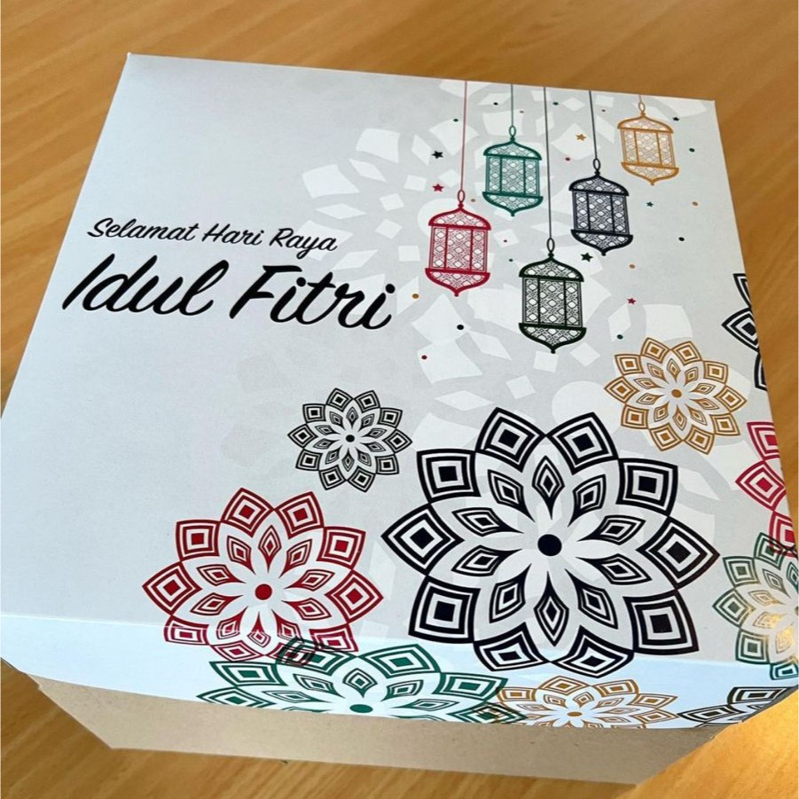 

Kotak Packing Kue Basque Ramadan Dus Hampers Kue Tart Motif Lebaran Grey Ukuran 25x25x16 cm