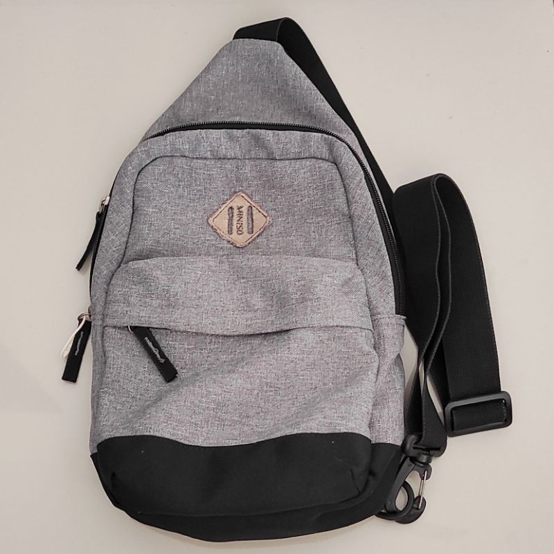 Tas selempang Miniso, bekas