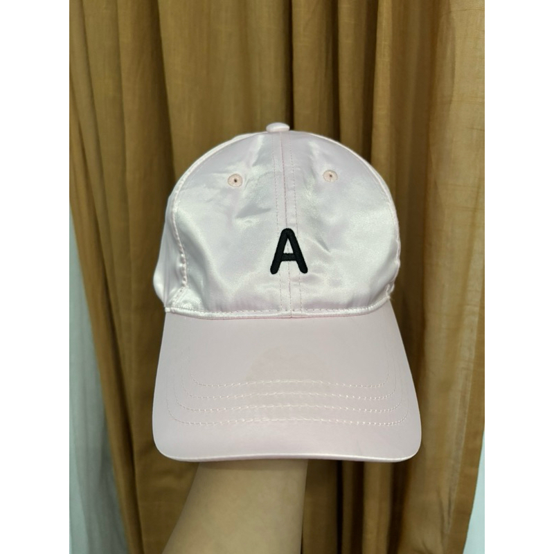 preloved topi miniso - topi dewasa pink inisial A
