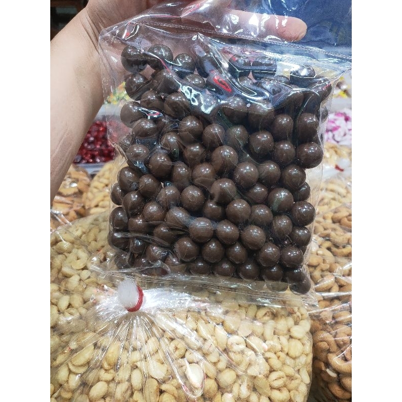 

coklat isi kacang mete