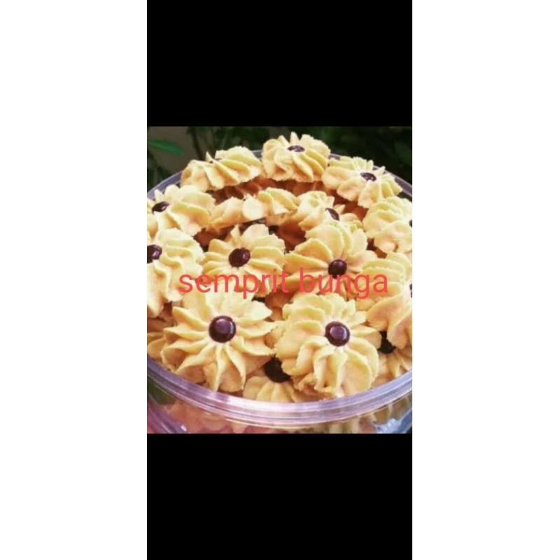 

kue kering semprit bunga cokelat