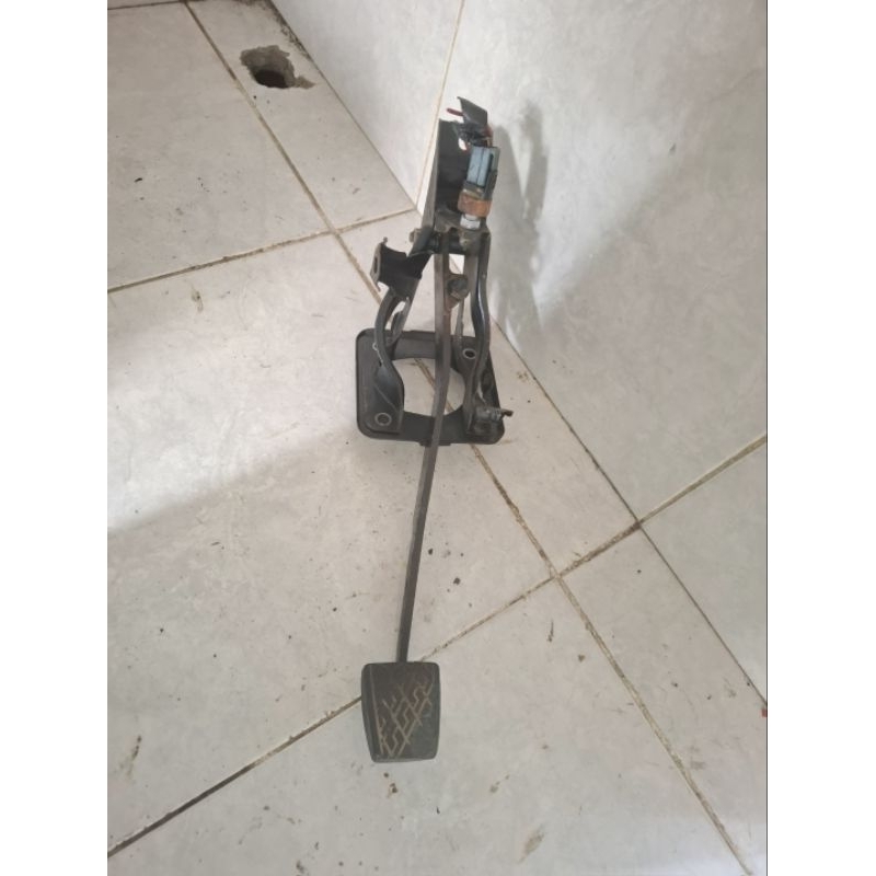 pedal injakan rem corolla gl se salon 84-87