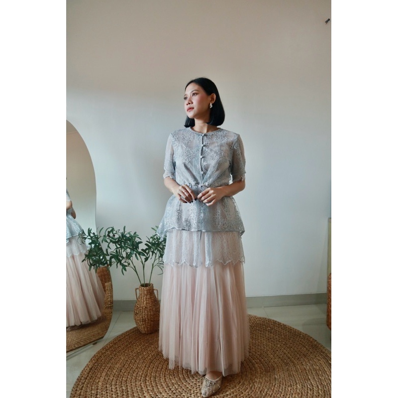 SarahDewanto Kebaya Renda Santili Abu-Abu