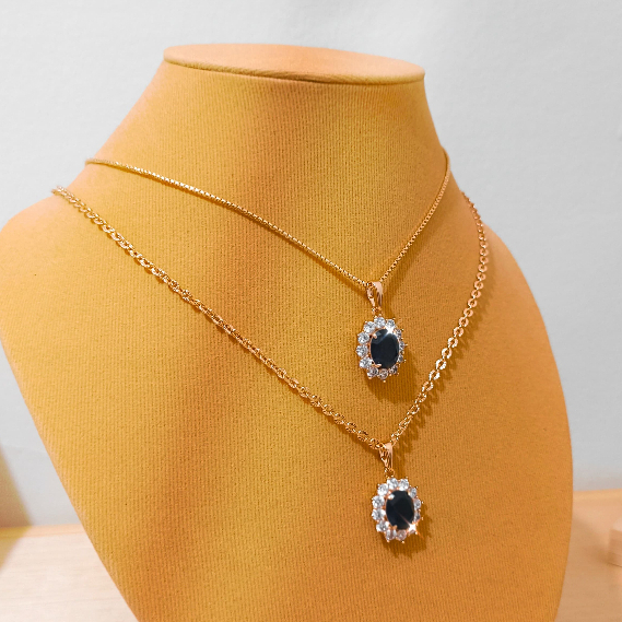 Kalung Perhiasan Emas Rantai Donat dengan Liontin Permata Biru Mengkilap