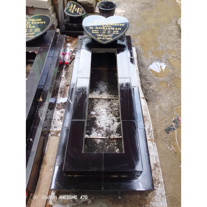 bangunan makam kramik dengan bentuk love