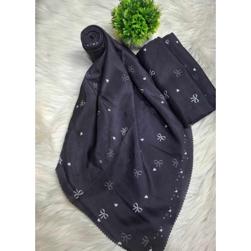 HIJAB SEGIEMPAT VOAL MOTIF PITA LOVE KECIL