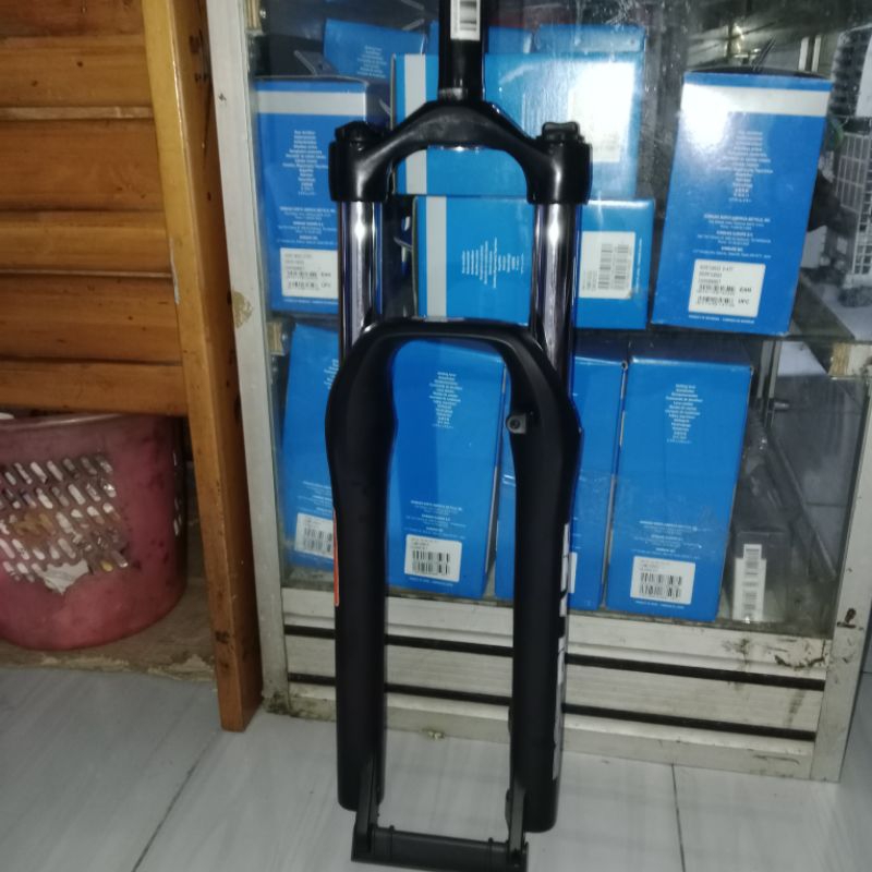 Fork RST Blaze Ukuran 27.5 Travel 120 mm Lock Preload