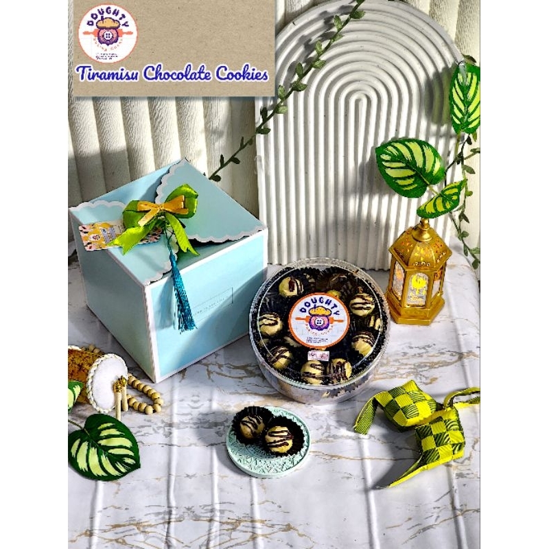 

Doughty Baking House - Hampers Kue Kering Lebaran Tiramisu Chocolate Toples 500 gram dan Free Box Hampers