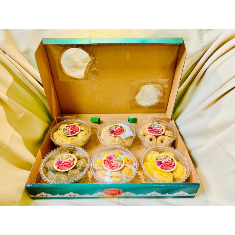 

Kue Kering Lebaran Idul Fitri Sari Harum Premium 6 Toples Hampers parsel gift paket Kue Kering Lebaran Idul Fitri termurah